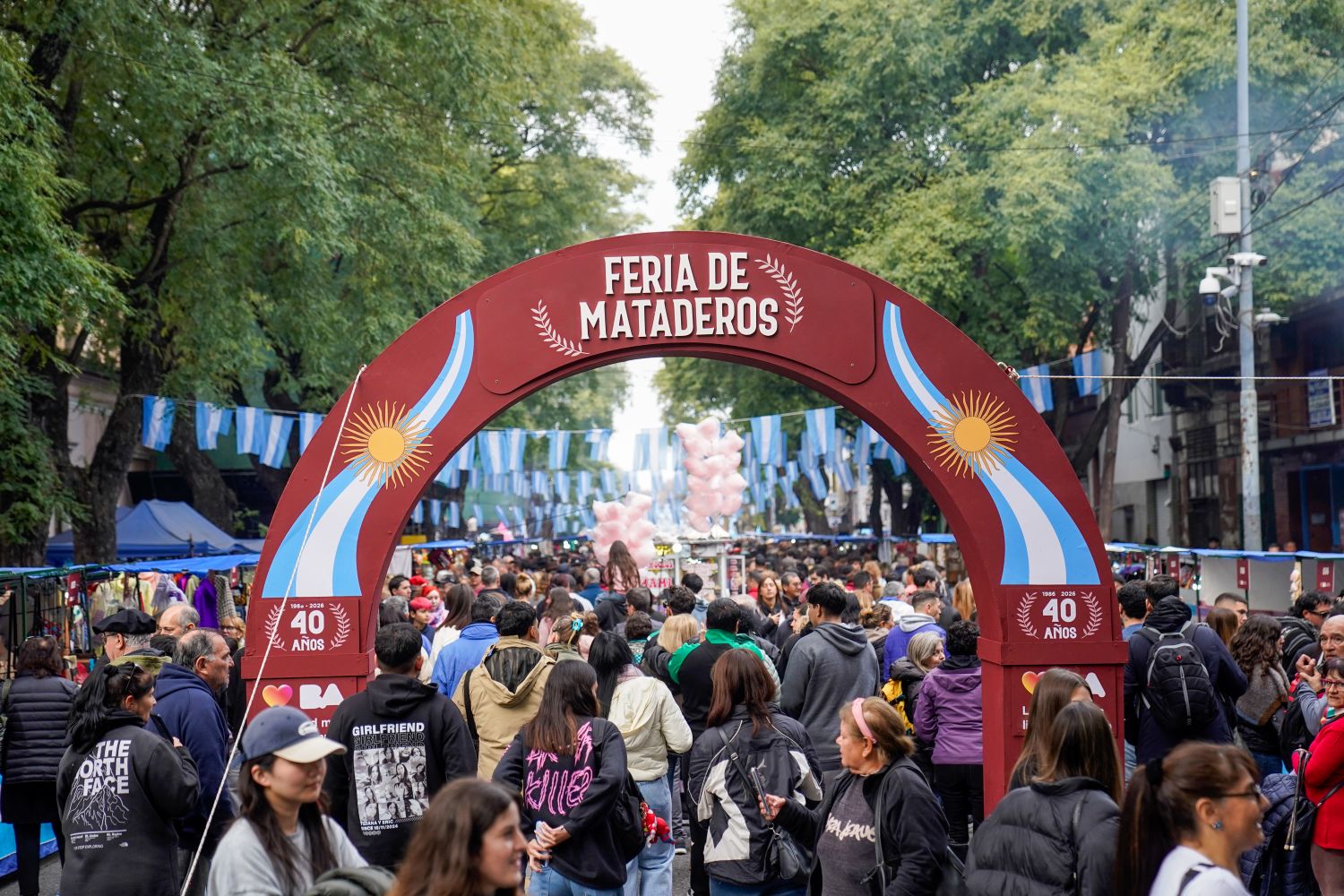 Edición especial 25 de Mayo en la Feria de Mataderos