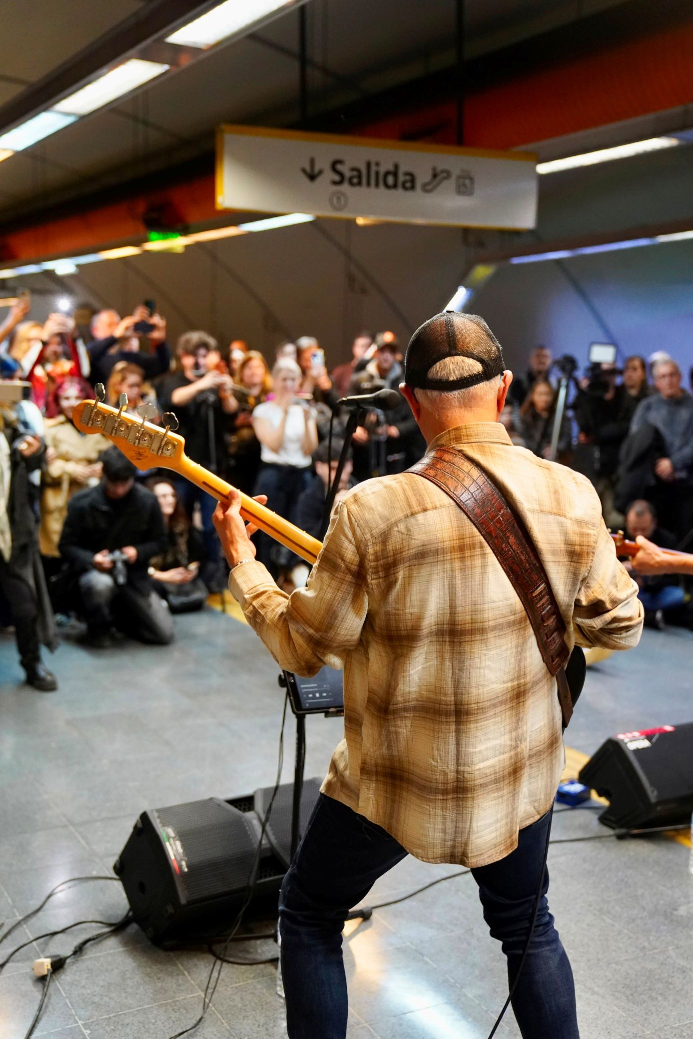 Los Guarros sorprendieron con un show en el Subte H 7