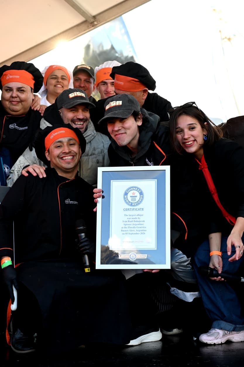 Spreen y el equipo de cocina celebran con el certificado Guinness