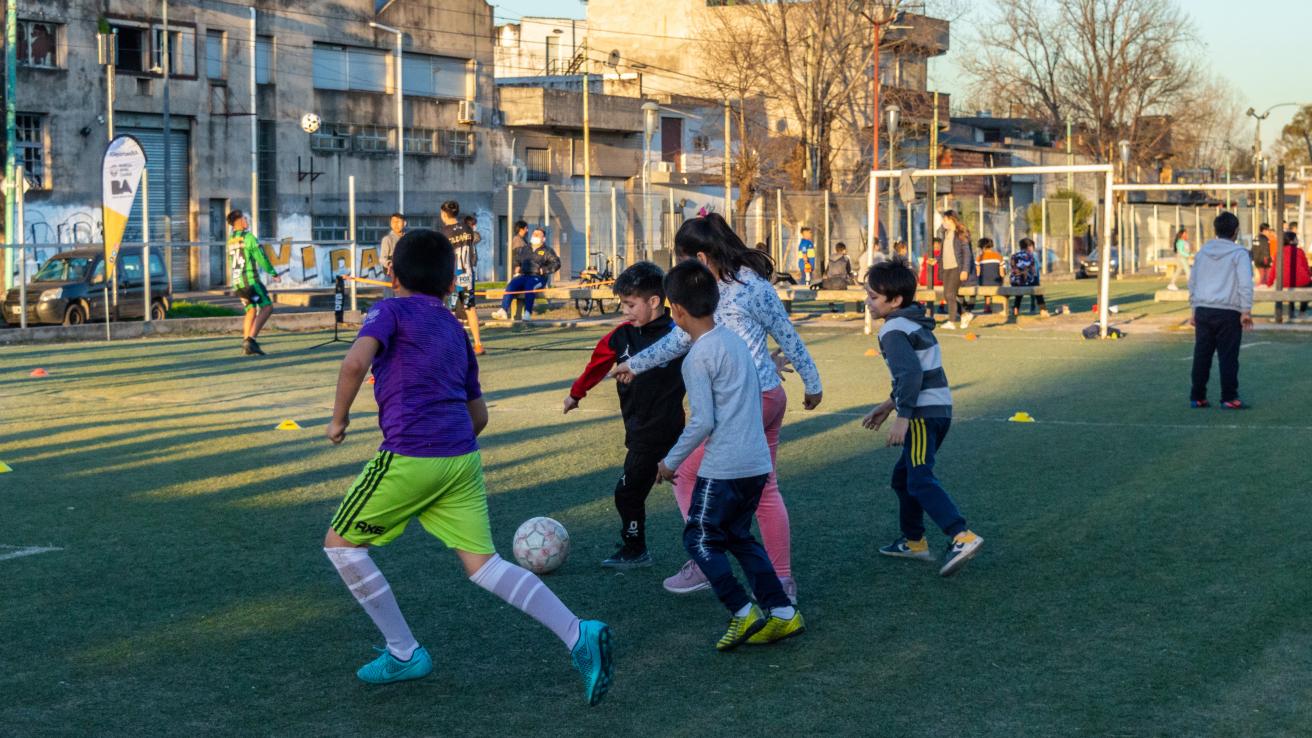 Niños jugando al futbol