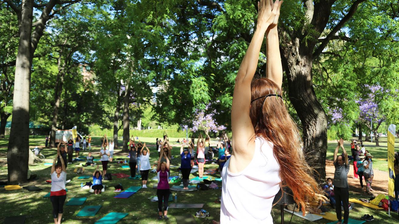 Mujeres en posicion de hcer yoga