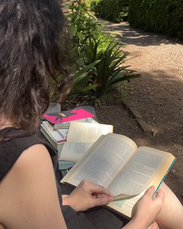 Afiche de Joven lectura al aire libre