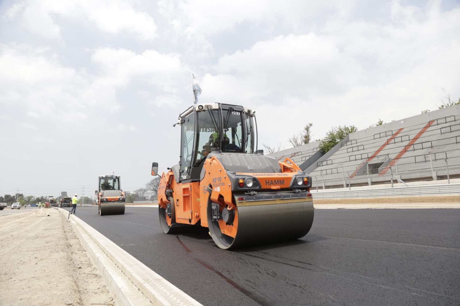 Otro paso más: empezaron a asfaltar la pista del Autódromo que va a quedar lista para que corra la Fórmula 1