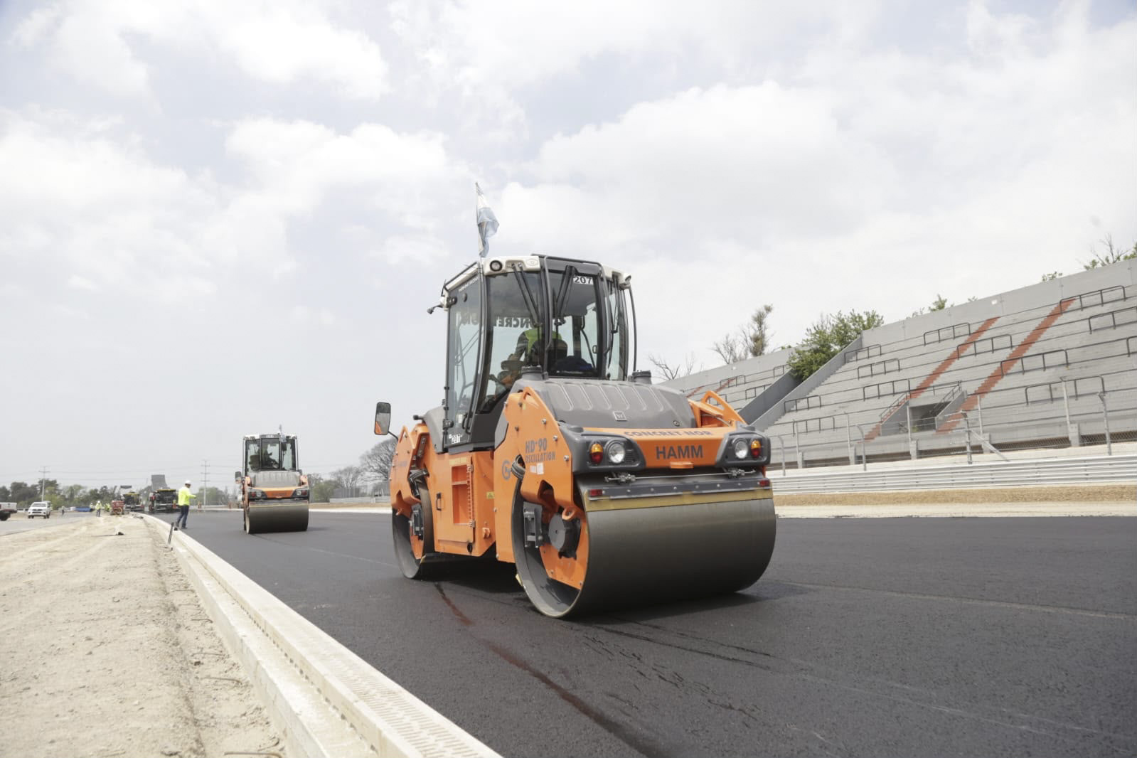 Empezaron a asfaltar la pista del Autódromo que va a quedar lista para que corra la Fórmula 1. Foto: GCBA.