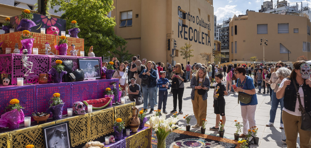 Porteños celebran el Día de Muertos en el Centro Cultural Recoleta