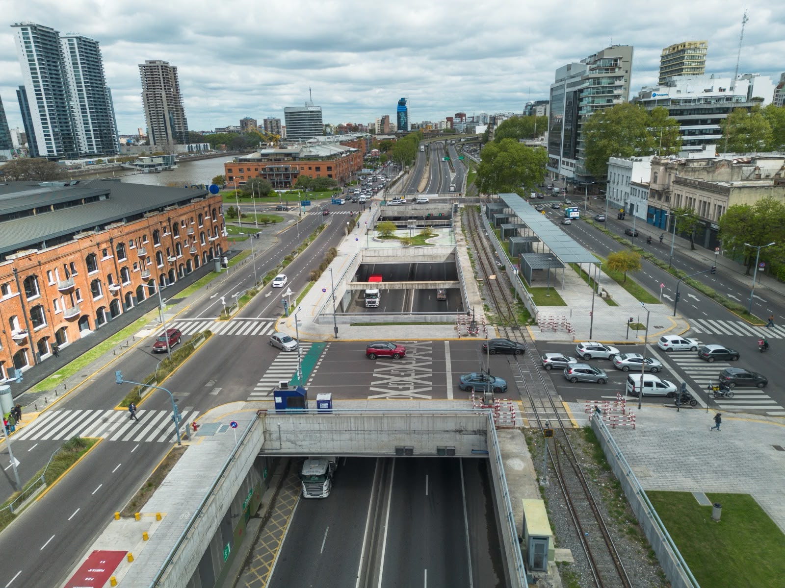 La Ciudad habilita el Paseo del Bajo para autos de lunes a viernes durante la noche
