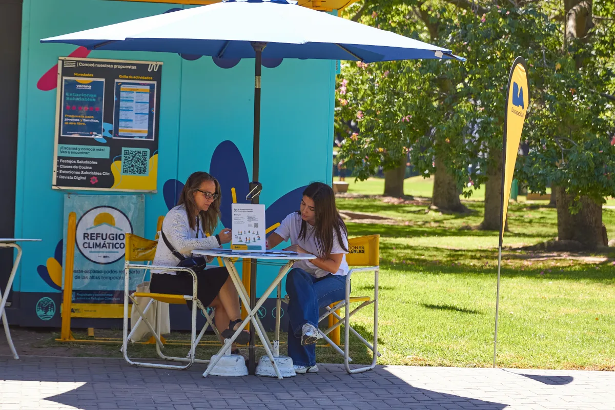 Asesoramiento presencial de BA Discapacidad en un espacio público, donde una trabajadora orienta a una vecina sobre trámites y apoyos disponibles.