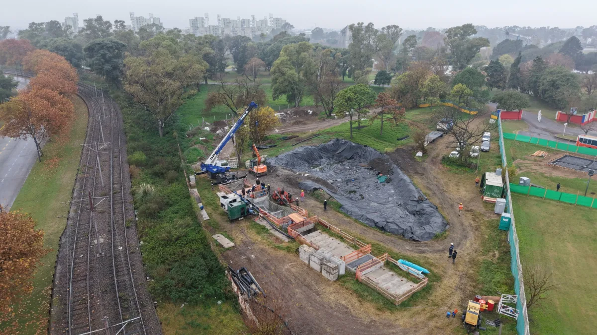 La Ciudad limpia el arroyo Cildañez ante la llegada de "El Niño": retirará más de 37.000 m³ de sedimentos.