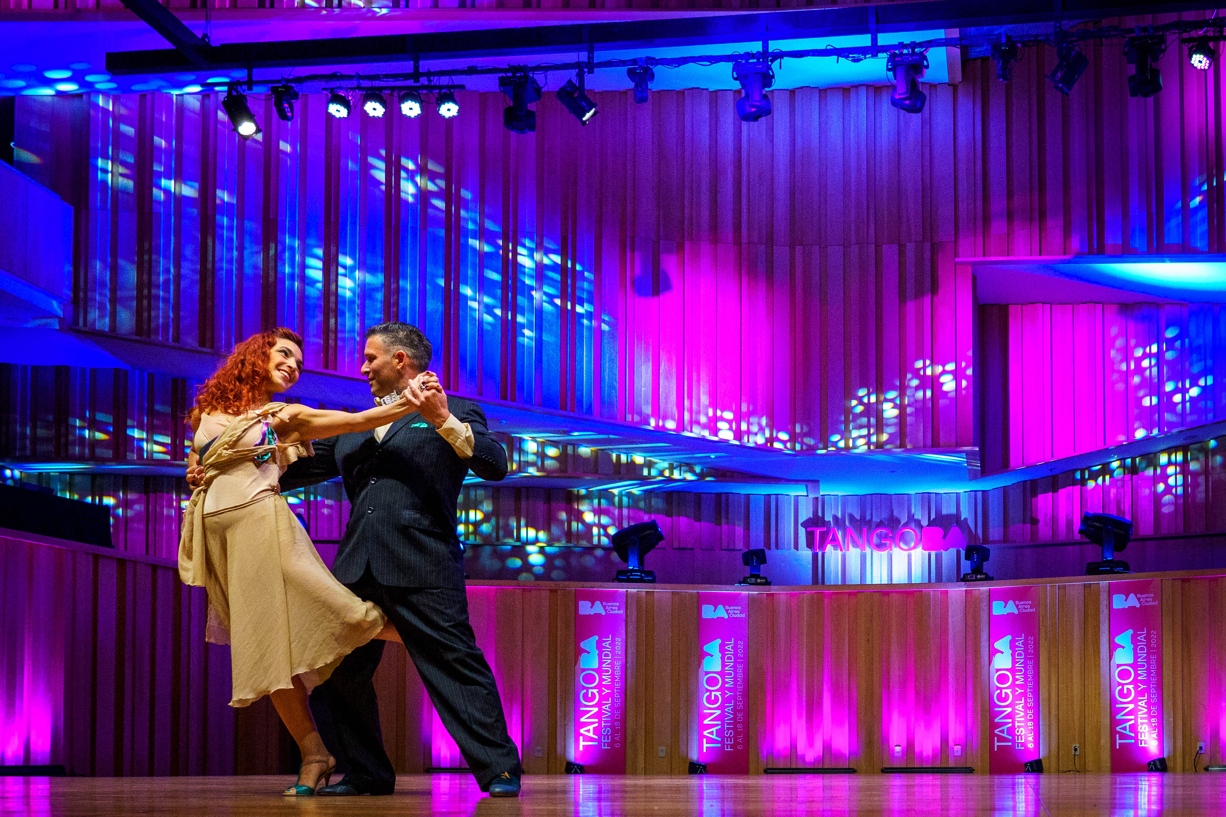 Pareja de tango, hombre y mujer, bailando en un escenario