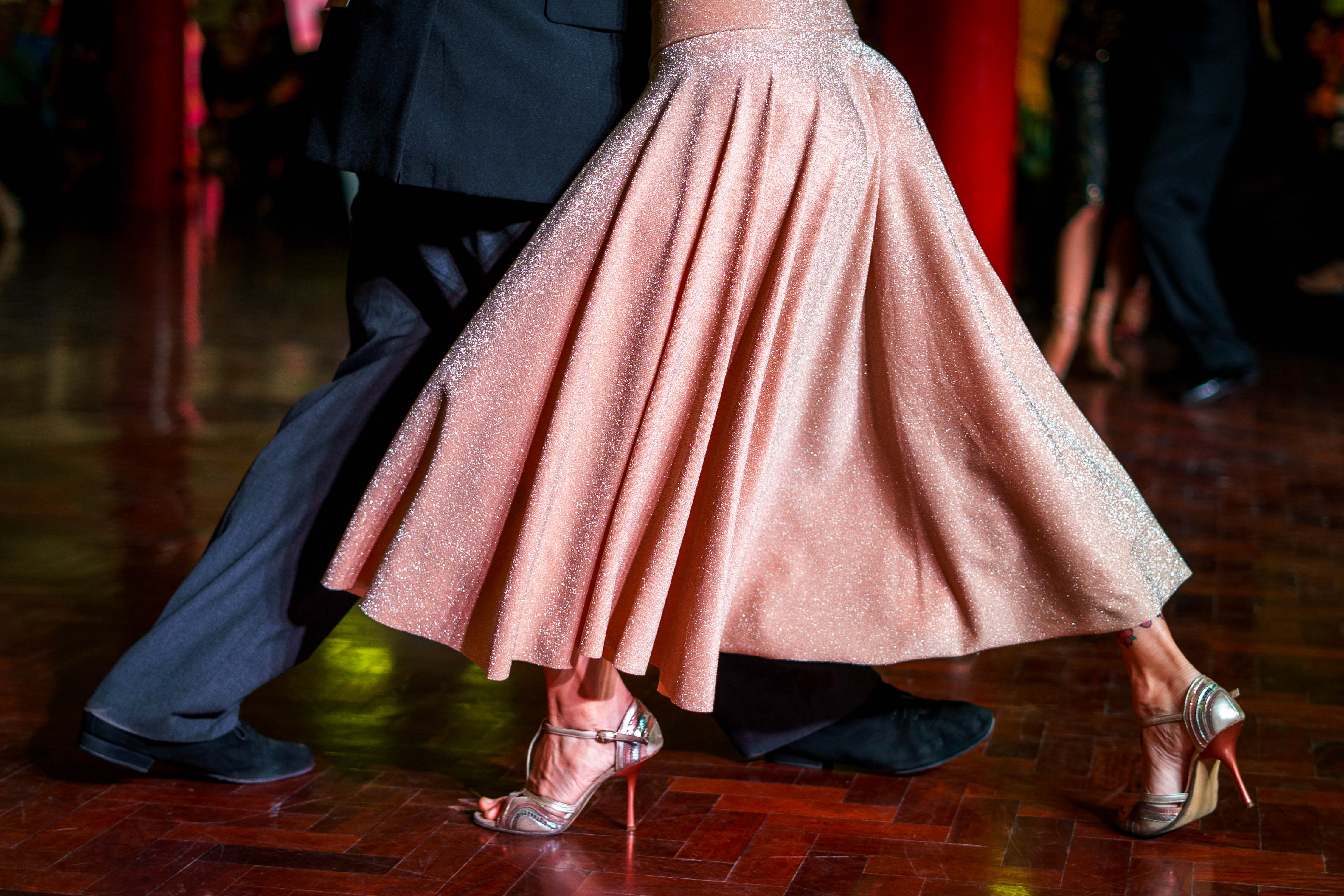 Detalle piernas pareja de tango