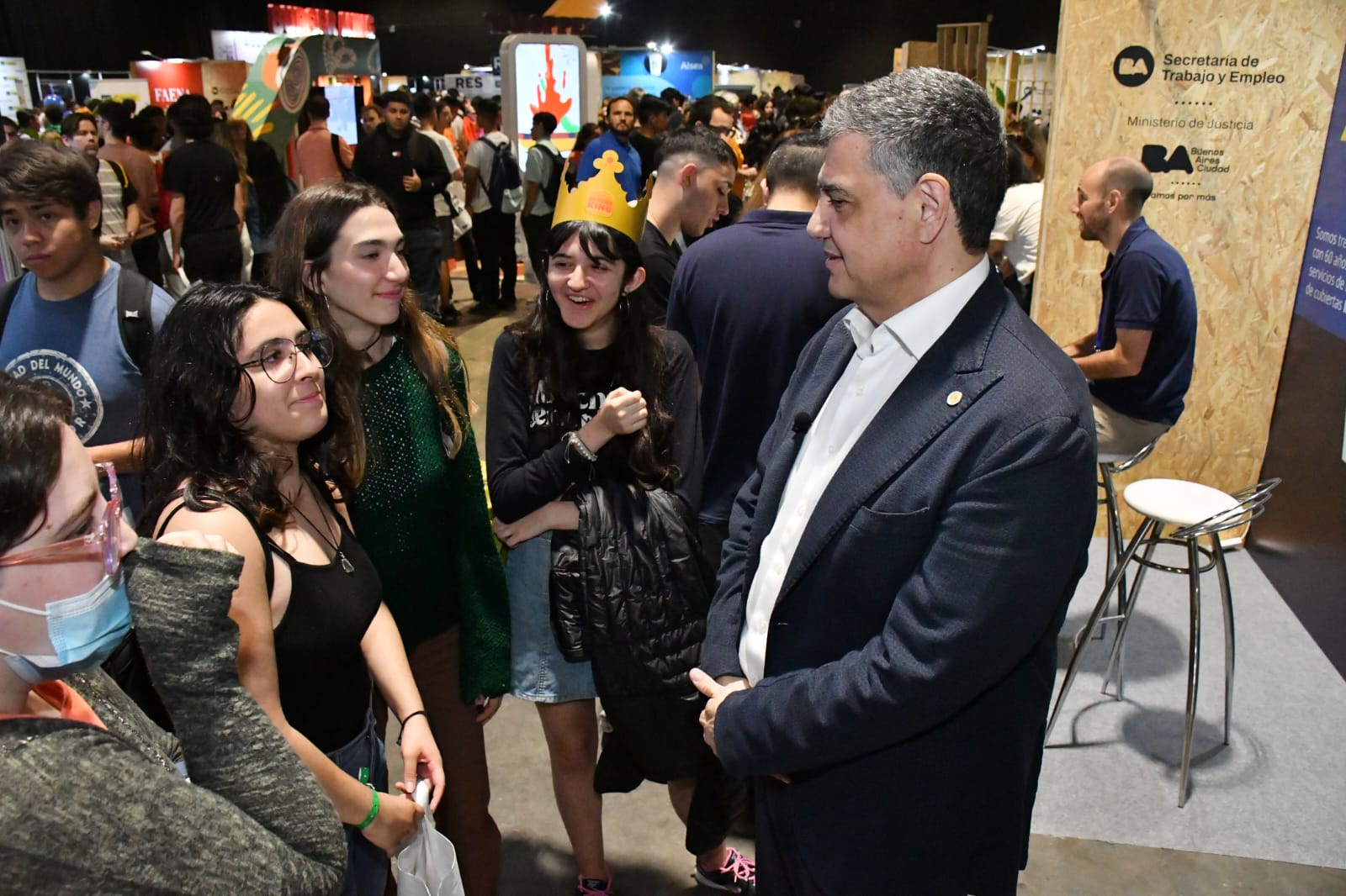 fotografia de jorge macri acompañado de jovenes participantes de la expo empleo ba