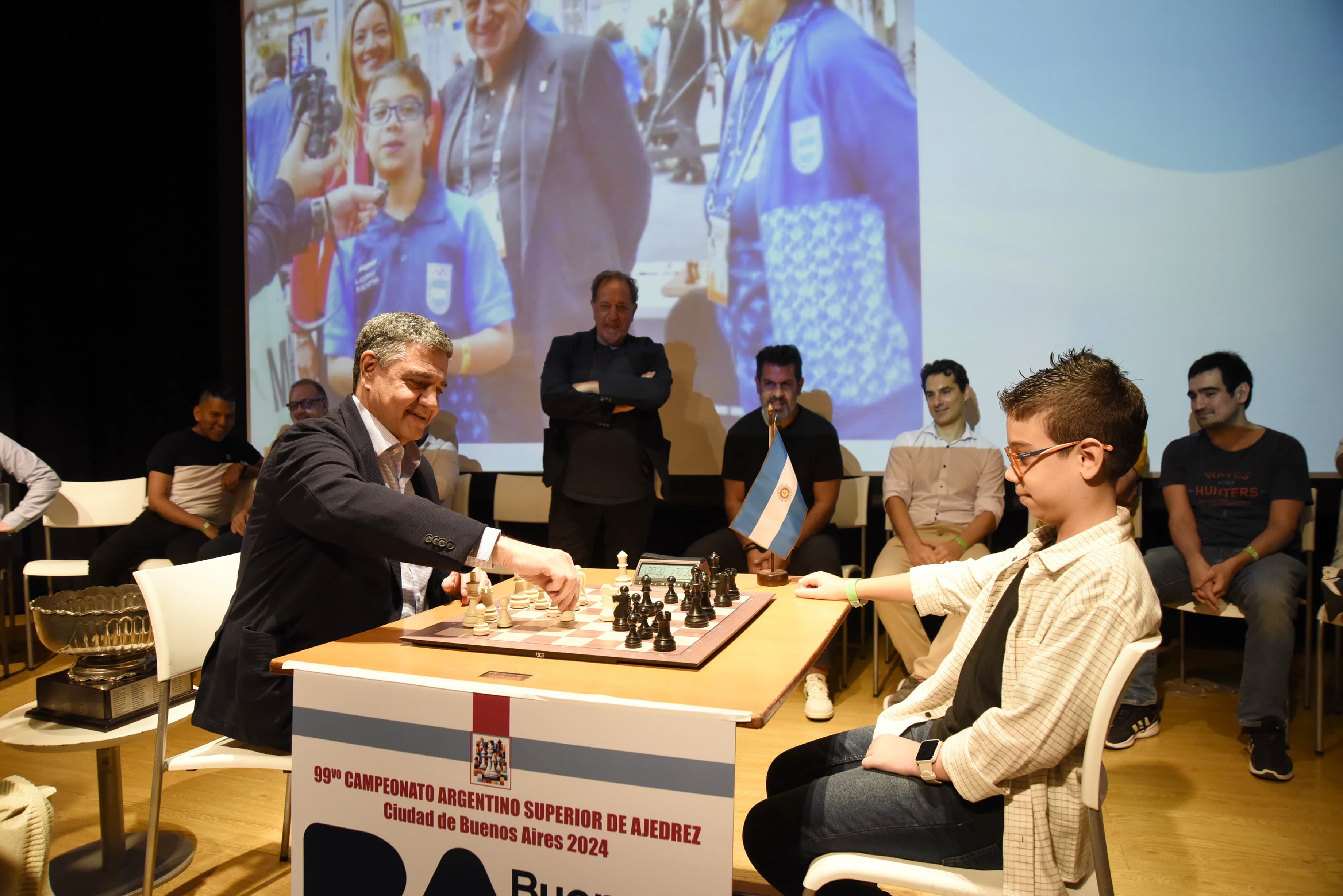 Junto al Maestro Faustino Oro, de 11 años, Jorge Macri movió la primera pieza en la final del Campeonato Argentino de Ajedrez
