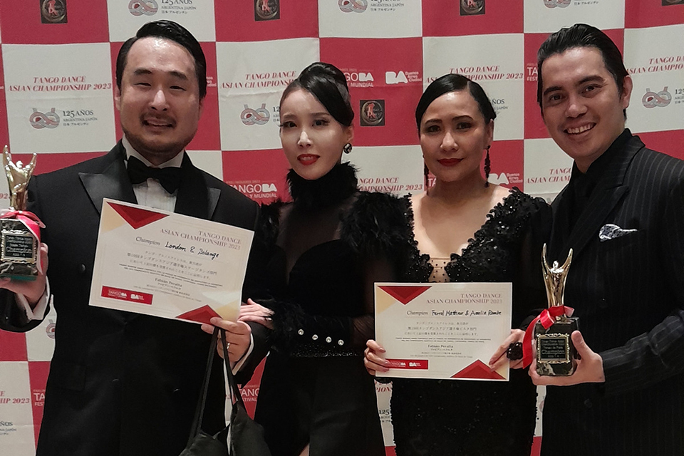 Dos parejas ganadoras Preliminar Tango BA Tokio con sus premios y diplomas