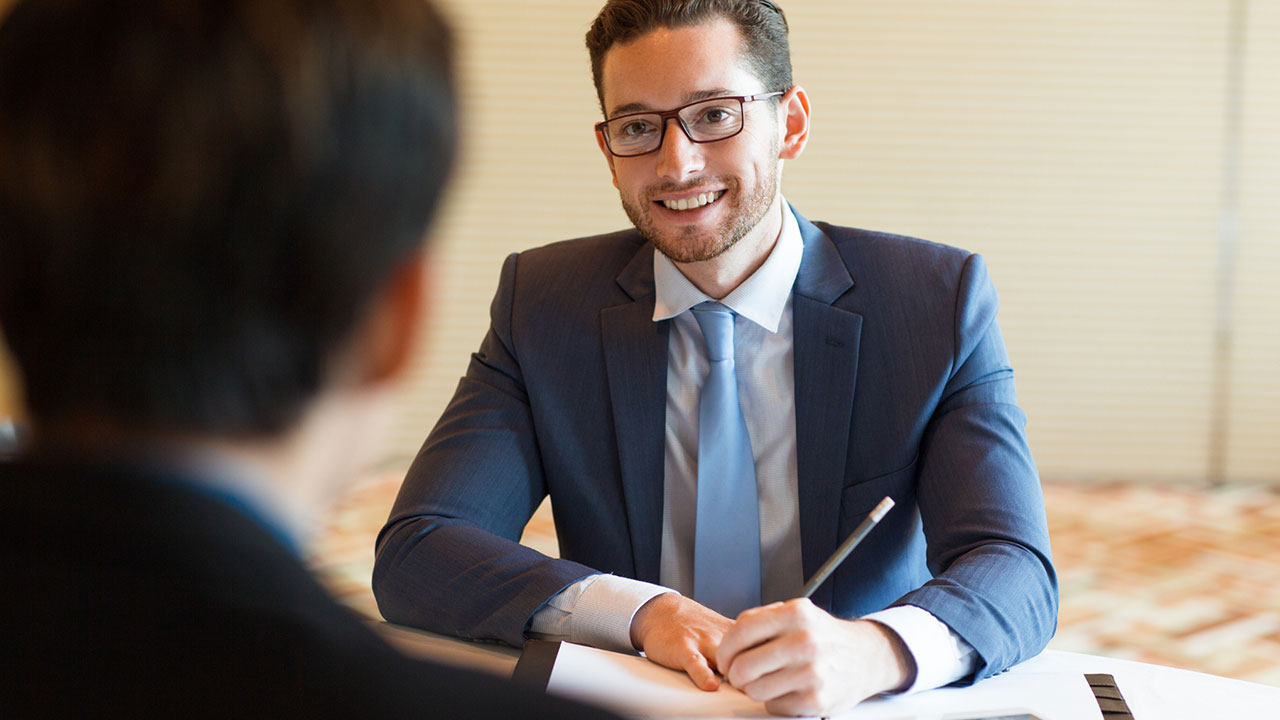 CV y entrevista laboral: lo que suma, lo que resta y lo que marca la diferencia