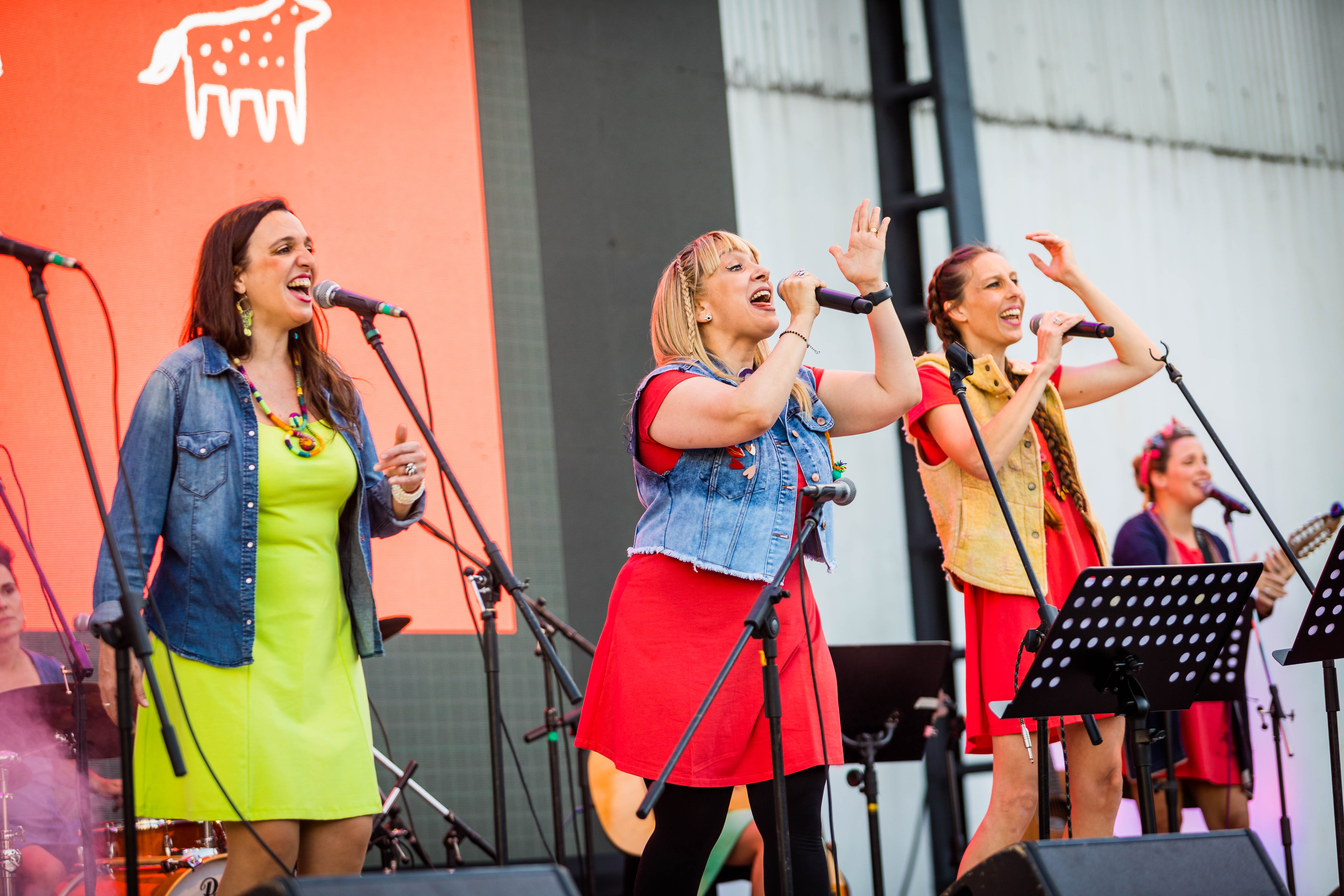 Cuatro mujeres cantando en el escenario