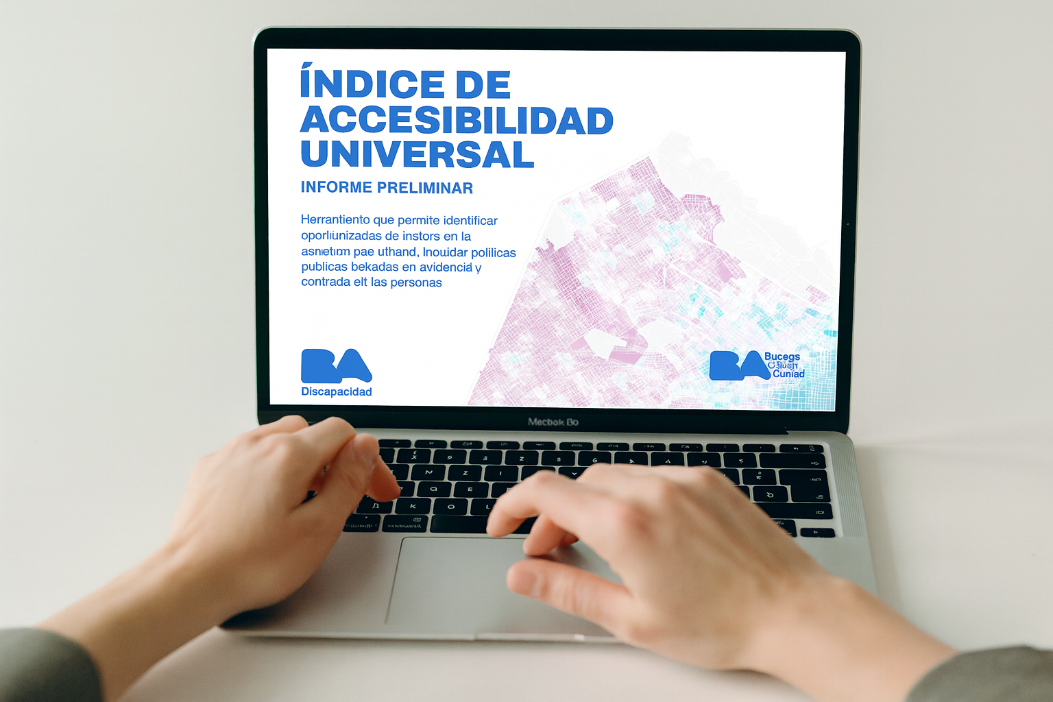 Persona usando una laptop que muestra la portada del informe ‘Índice de Accesibilidad Universal’ con mapa y logos institucionales.