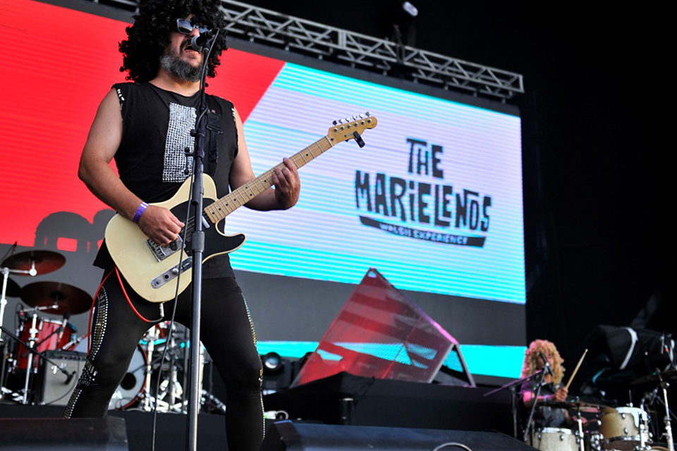 Guitarrista y baterista de la banda The Marielenos tocando en el escenario
