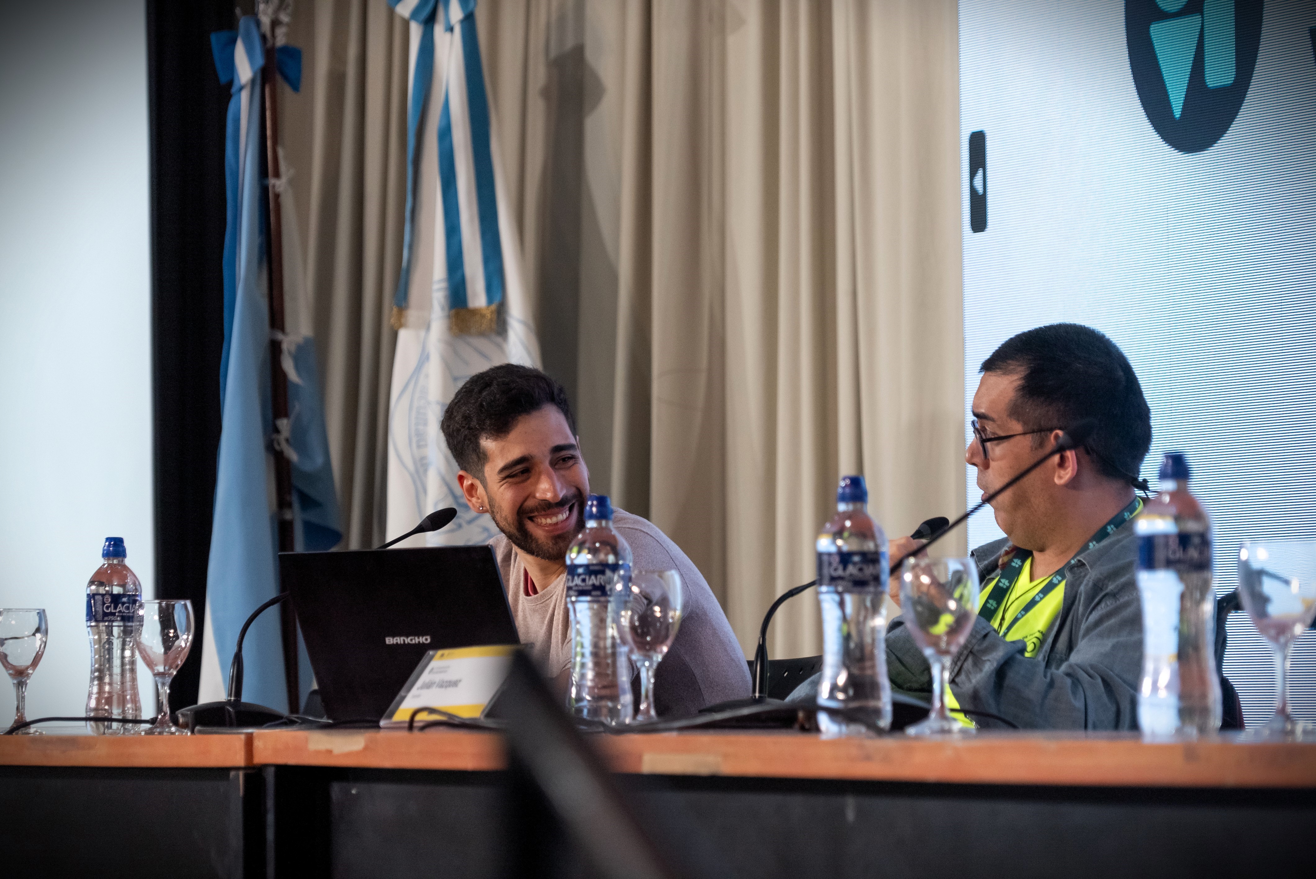 Fotografia en la que aparecen de izuierda a derecha: Asistente Personal de Julian Alvarez y Julian Alvarez en medio de su participación