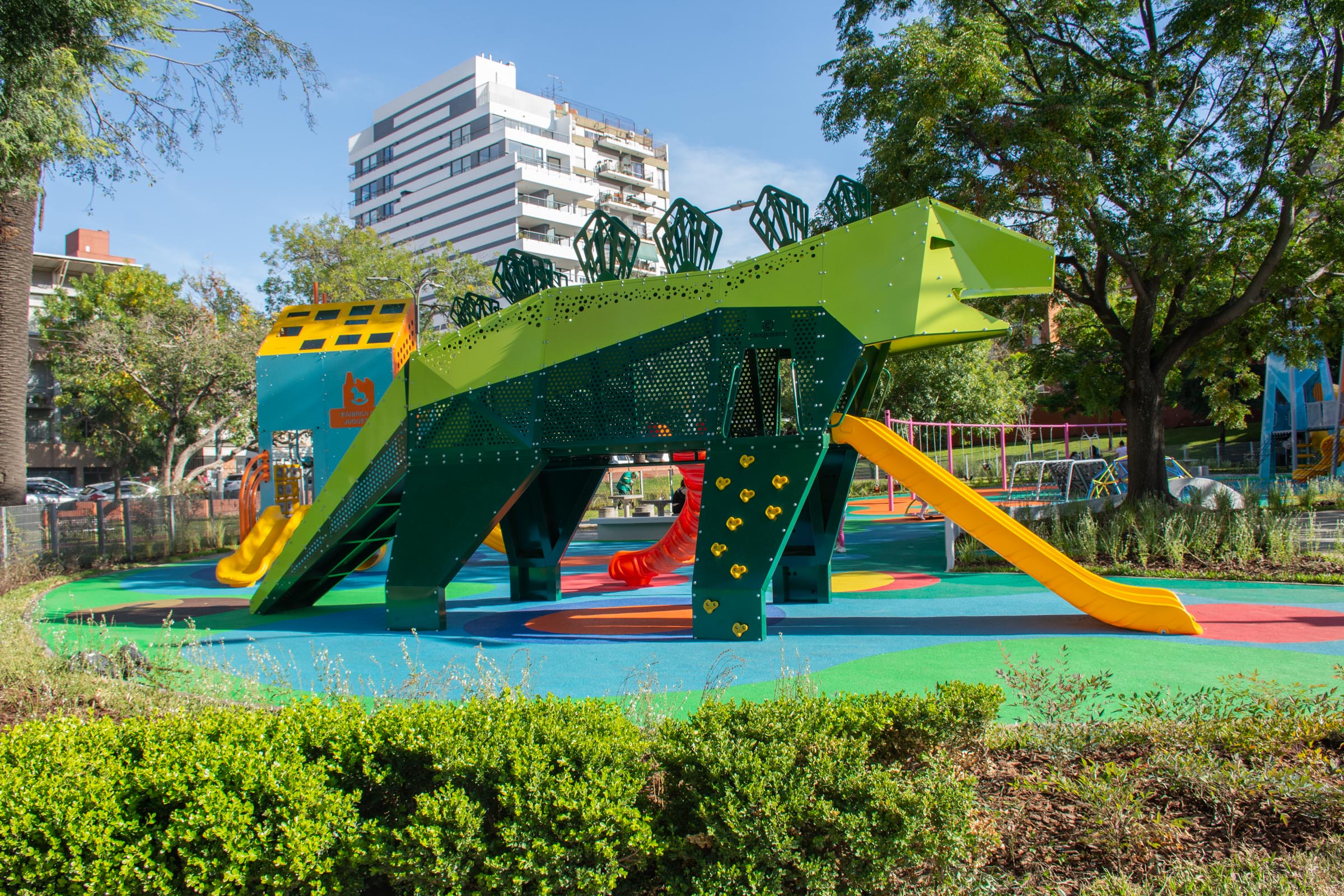 Mangrullo T-rex en el renovado patio de juegos de Parque Lezama