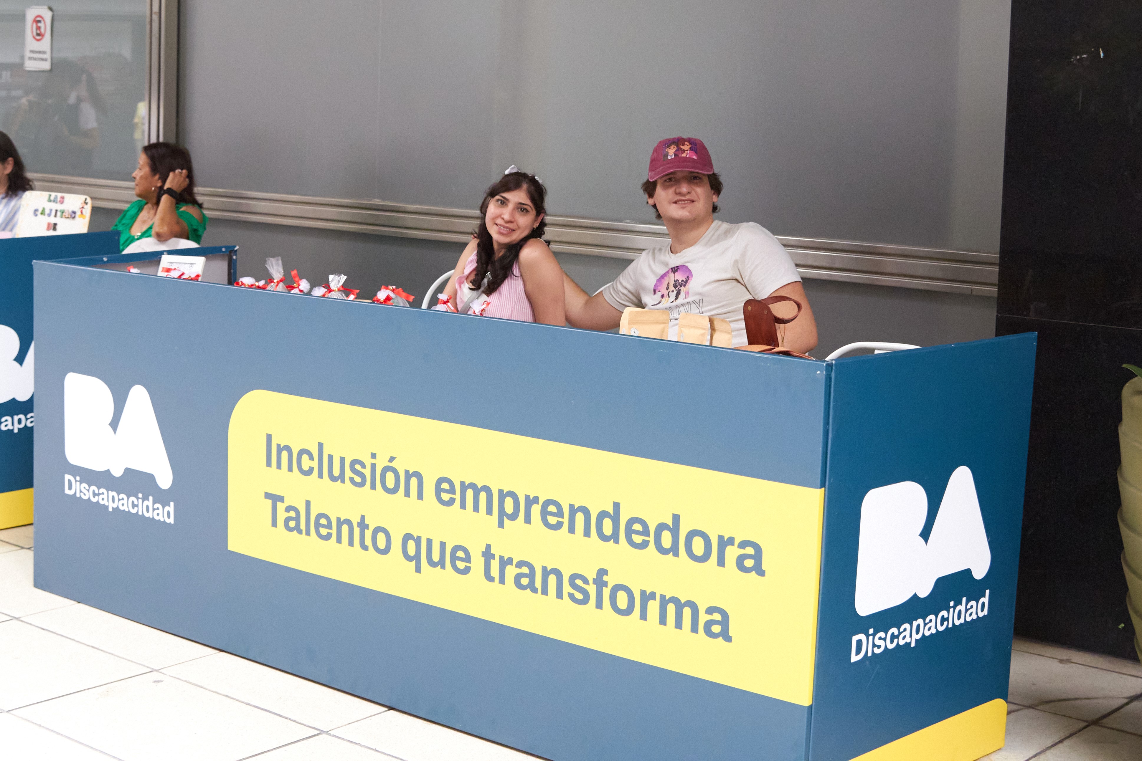 Stand de emprendedores con discapacidad en una feria, con cartelería de BA Discapacidad.