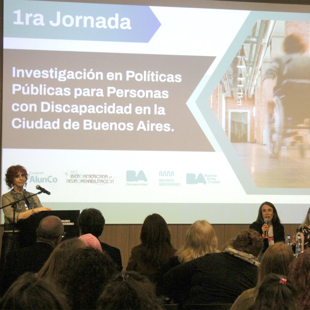 Presentación de la 1ra Jornada sobre Políticas Públicas para Personas con Discapacidad en Buenos Aires, con oradoras y público presente.