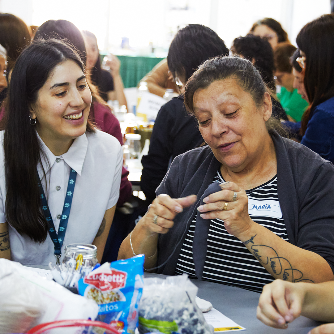 Asistentes al taller confeccionando materiales sensoriales y compartiendo un momento de intercambio.