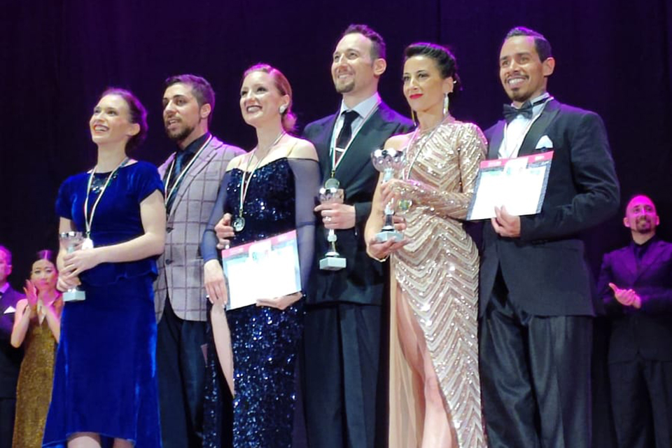 Parejas ganadoras en las preliminares de Tango de Italia posan con sus premios