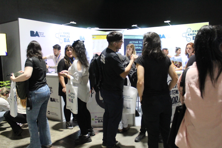 Fotografia dentro del espacio de la expoempleo donde aparece el stand de copidis y personas interactuando