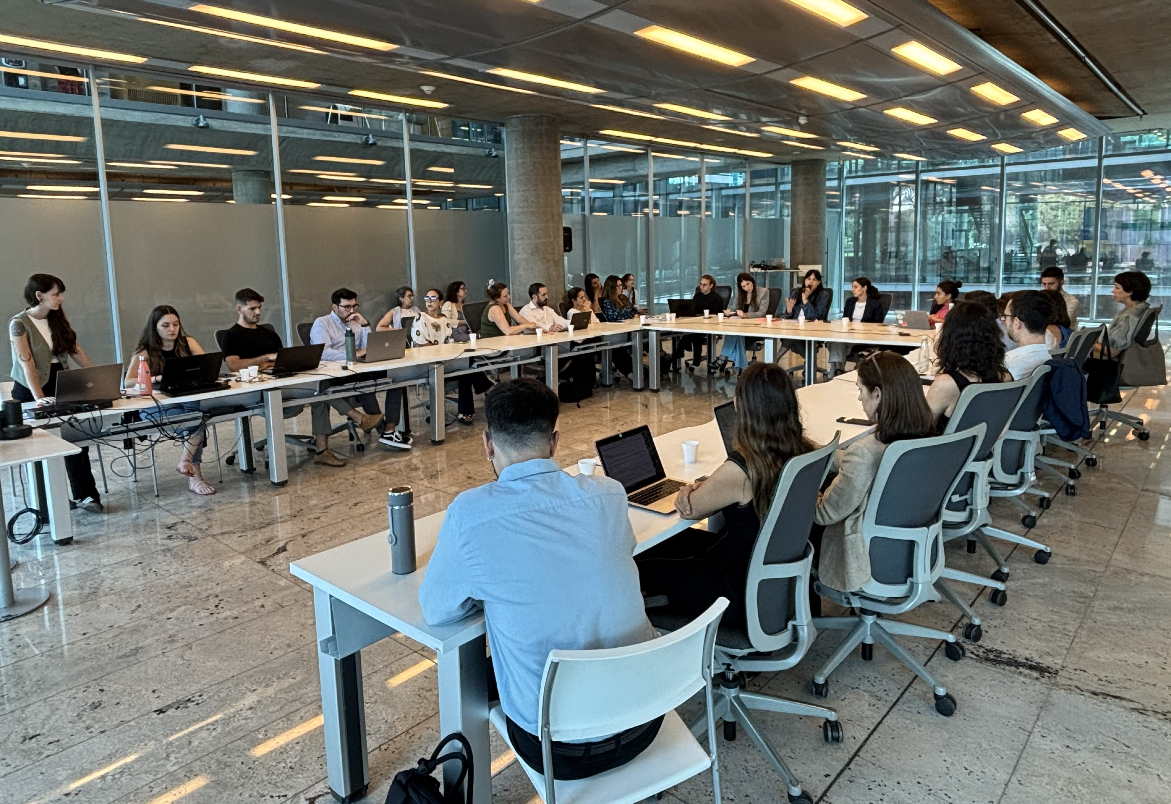 Personas reunidas alrededor de una mesa grande