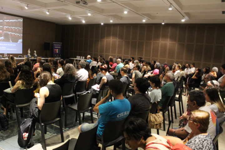 Imagen de sala de conferencia con público