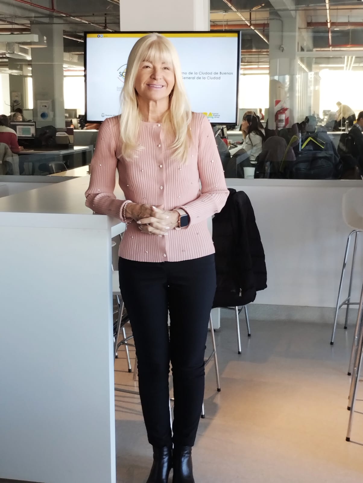 La Síndica General de la Ciudad recibiendo a los chicos del ACAP