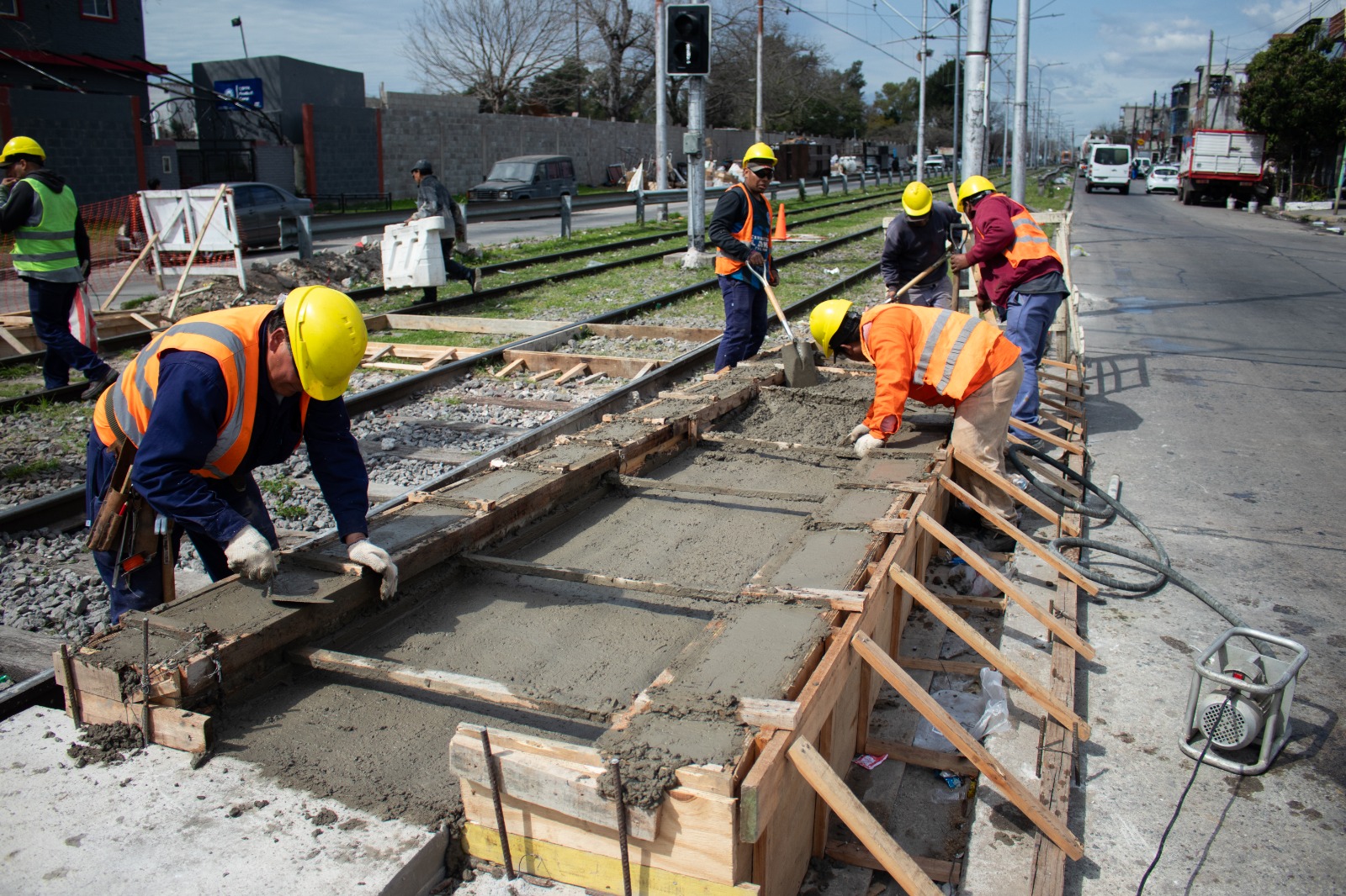 Obreros poniendo concreto en renovación de Premetro