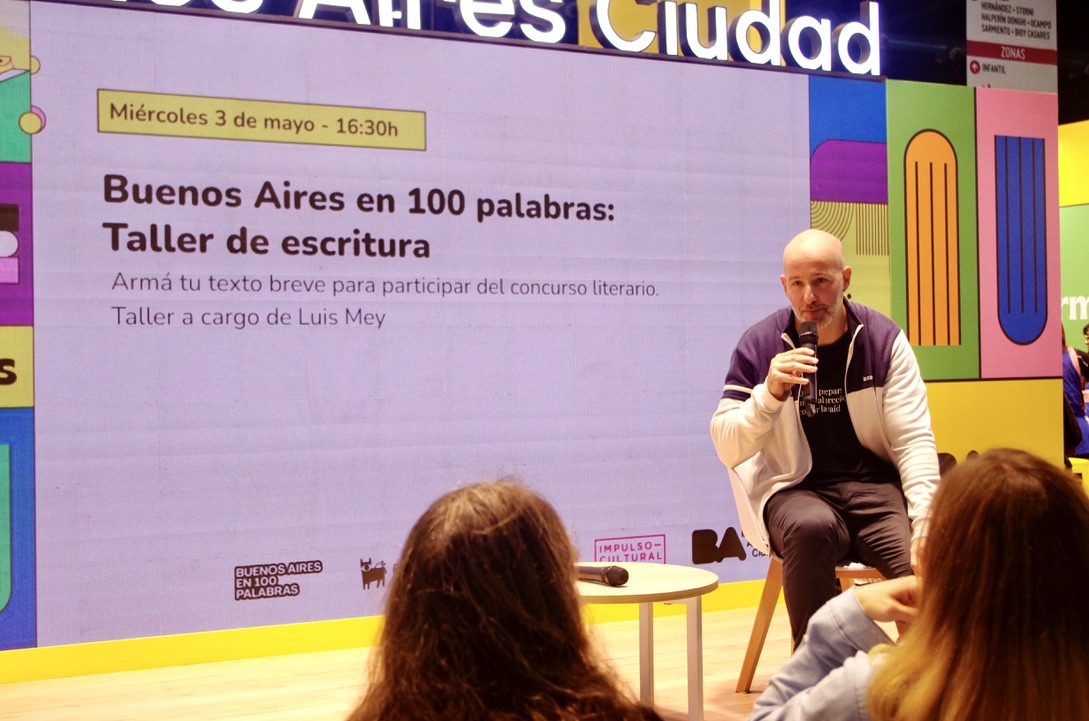 Luis Mey dio uno de los talleres de escritura durante la Feria del Libro en el Stand de la Ciudad.
