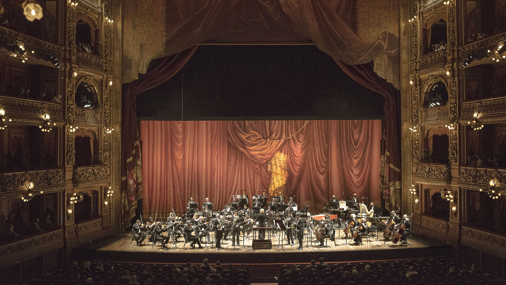 Orquesta Filarmonica de BsAs en el escenario del Teatro Colon