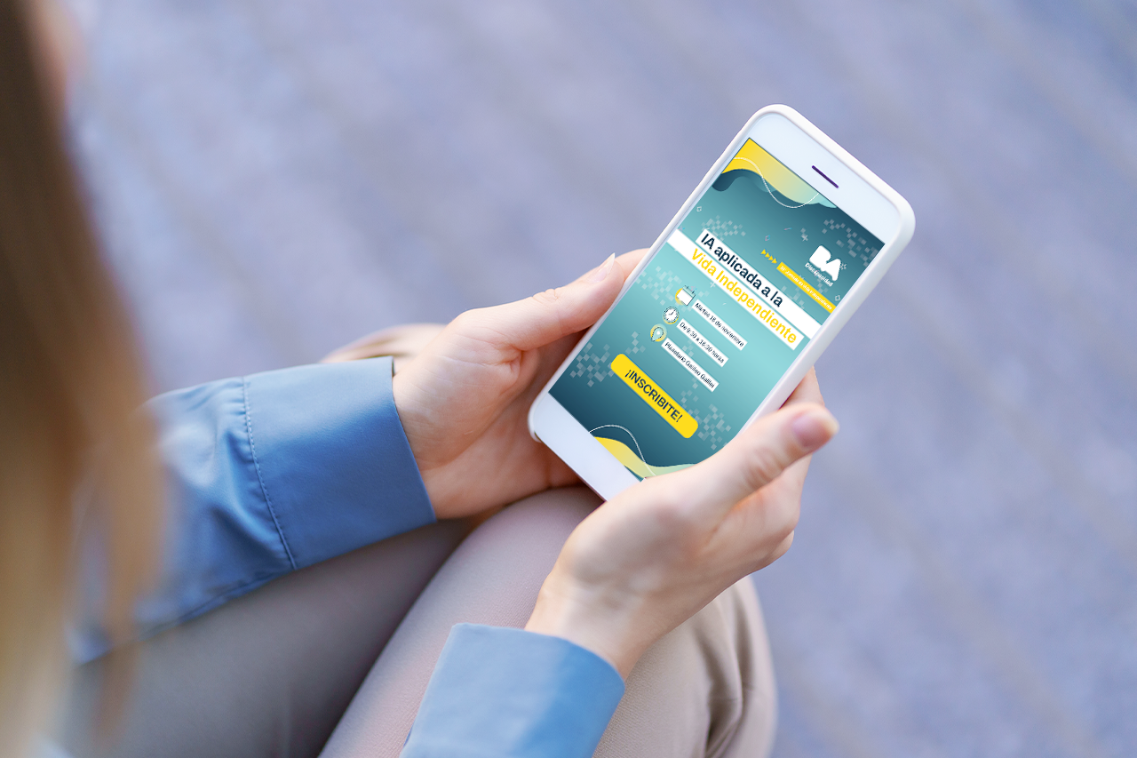 Persona sosteniendo un teléfono móvil donde se muestra la imagen promocional de la Jornada de Vida Independiente 2025, organizada por BA Discapacidad y Adeei.