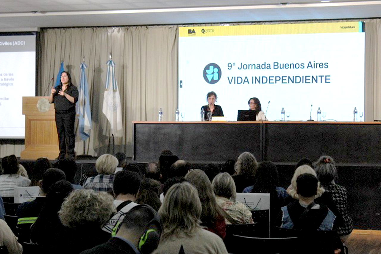 Personas participando de la 9.ª Jornada Buenos Aires Vida Independiente, organizada por BA Discapacidad en el auditorio de la Facultad de Ciencias Económicas.