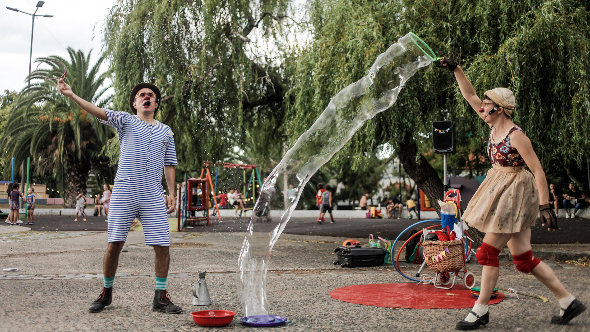 Duo Zoquetes Ambulantes jugando con burbujas de jabon en el parque