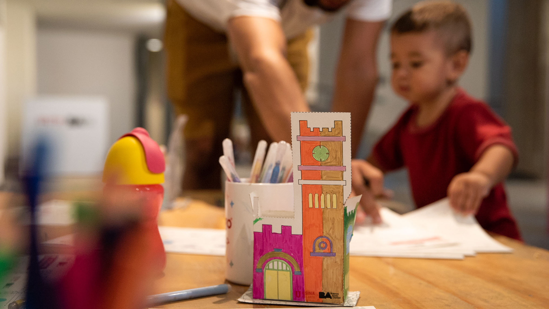 Maqueta de papel de la Torre de la Usina del Arte sobre mesa de actividades para niños
