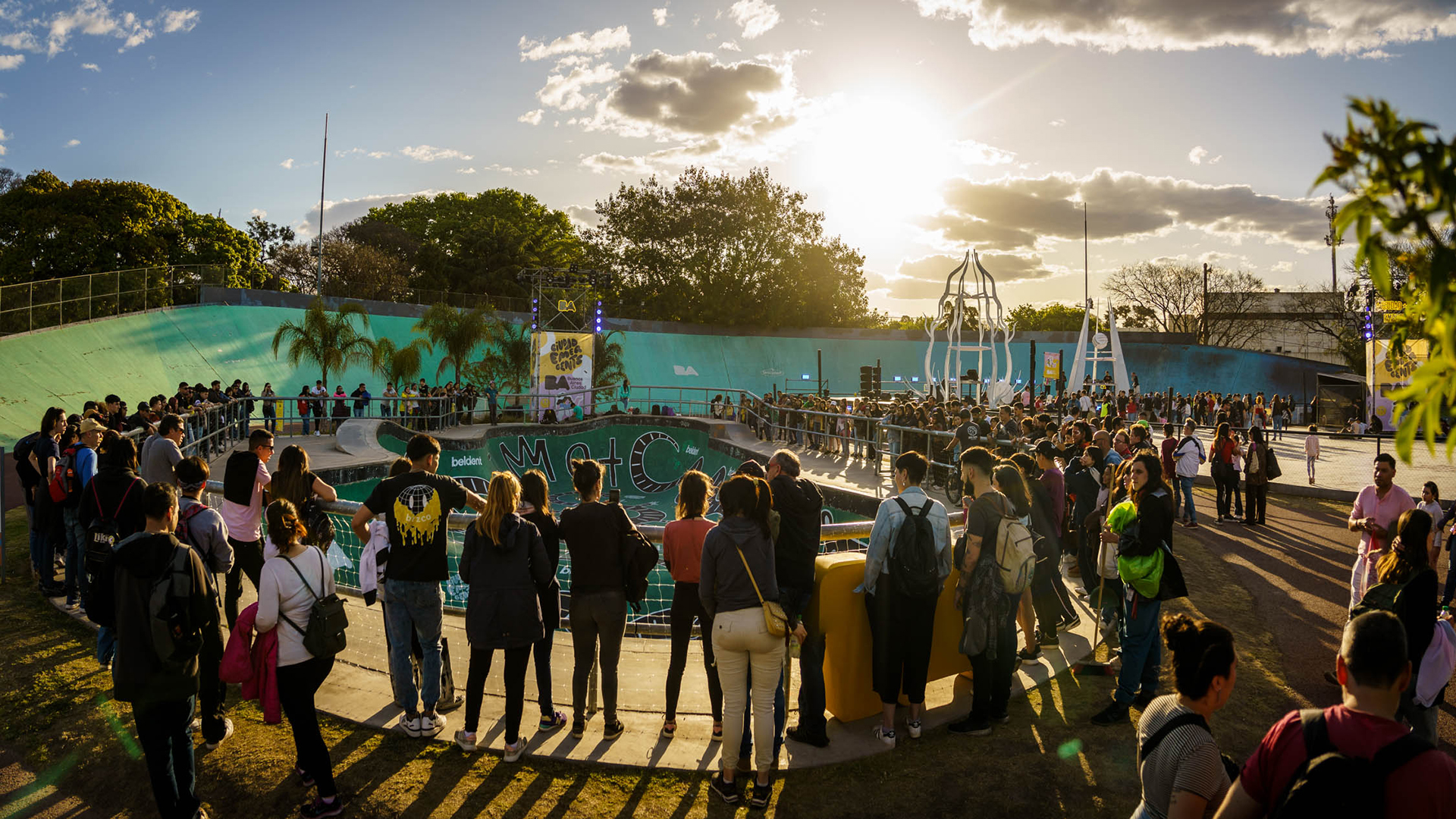 Velodromo de Bosques de Palermo con actividad y publico en Ciudad Emergente