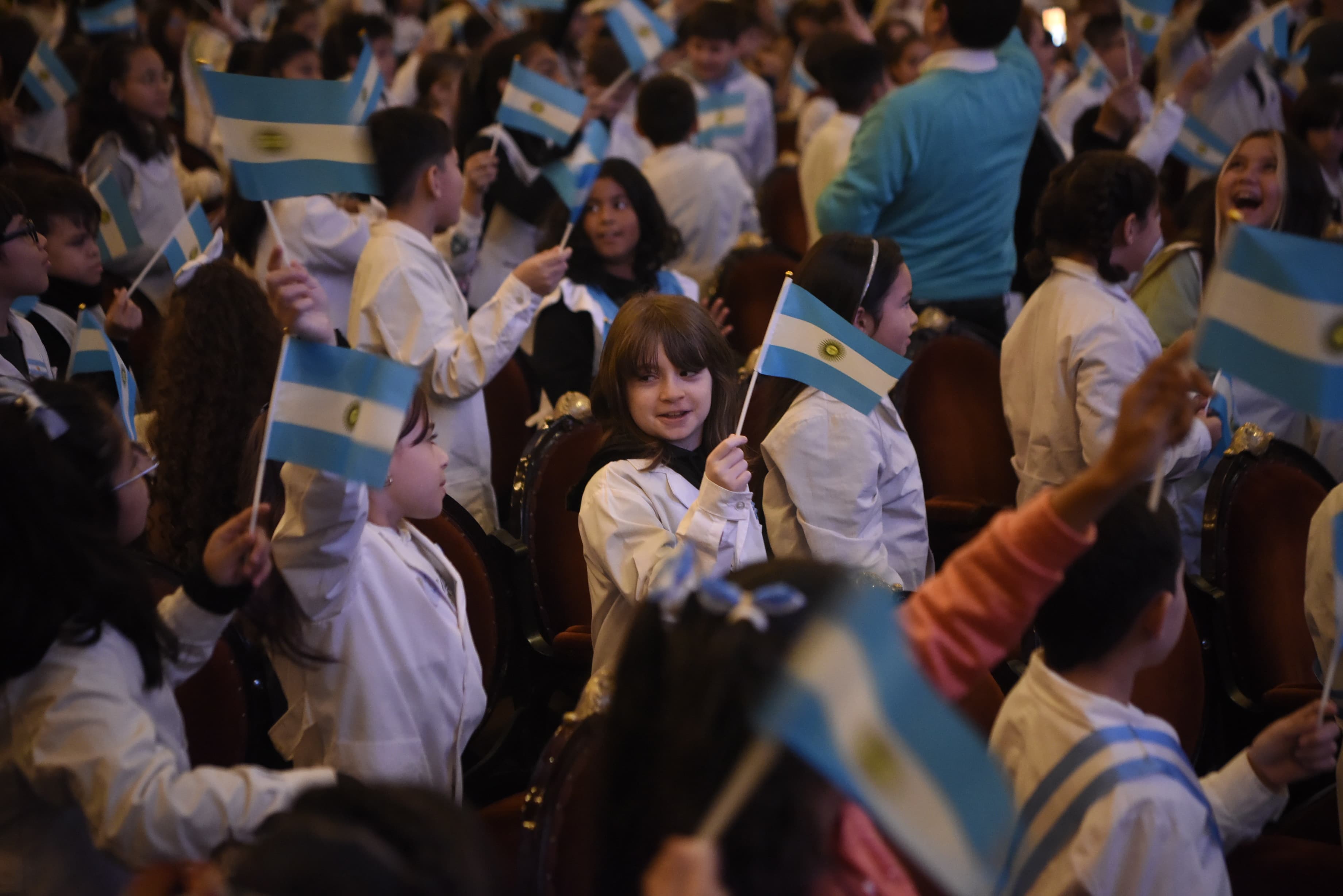 Jorge Macri les tomó la Promesa a la Bandera a más de 900 alumnos en una emotiva ceremonia en el Teatro Colón