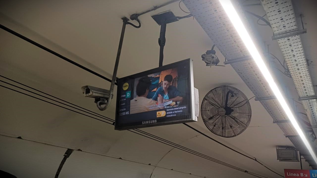 Imagen de una pantalla de tv instalada en el subte que muestra el estado del servicio y proyecta la campaña de concientización