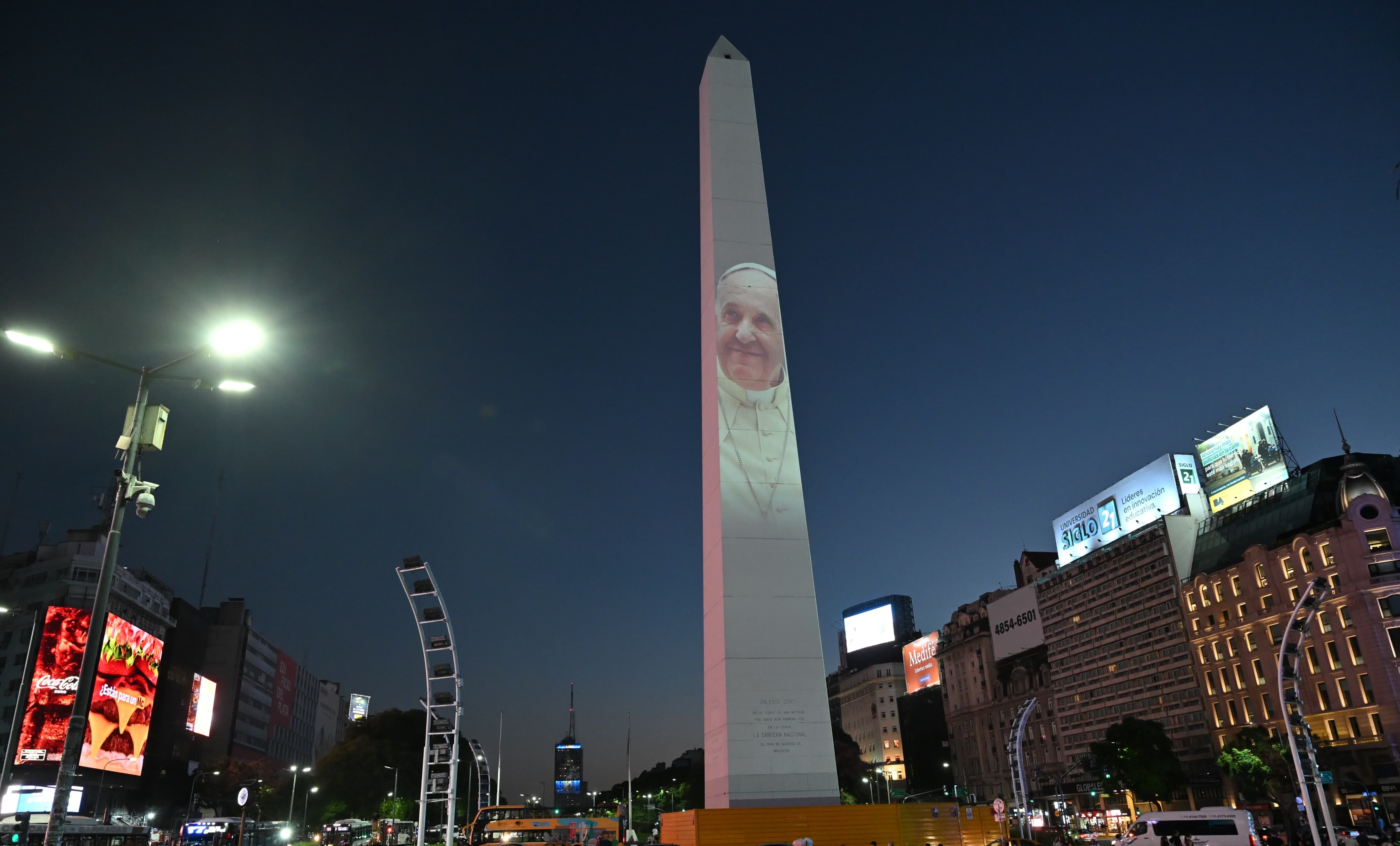 La Ciudad interviene el Obelisco con un mapping en apoyo al Papa Francisco