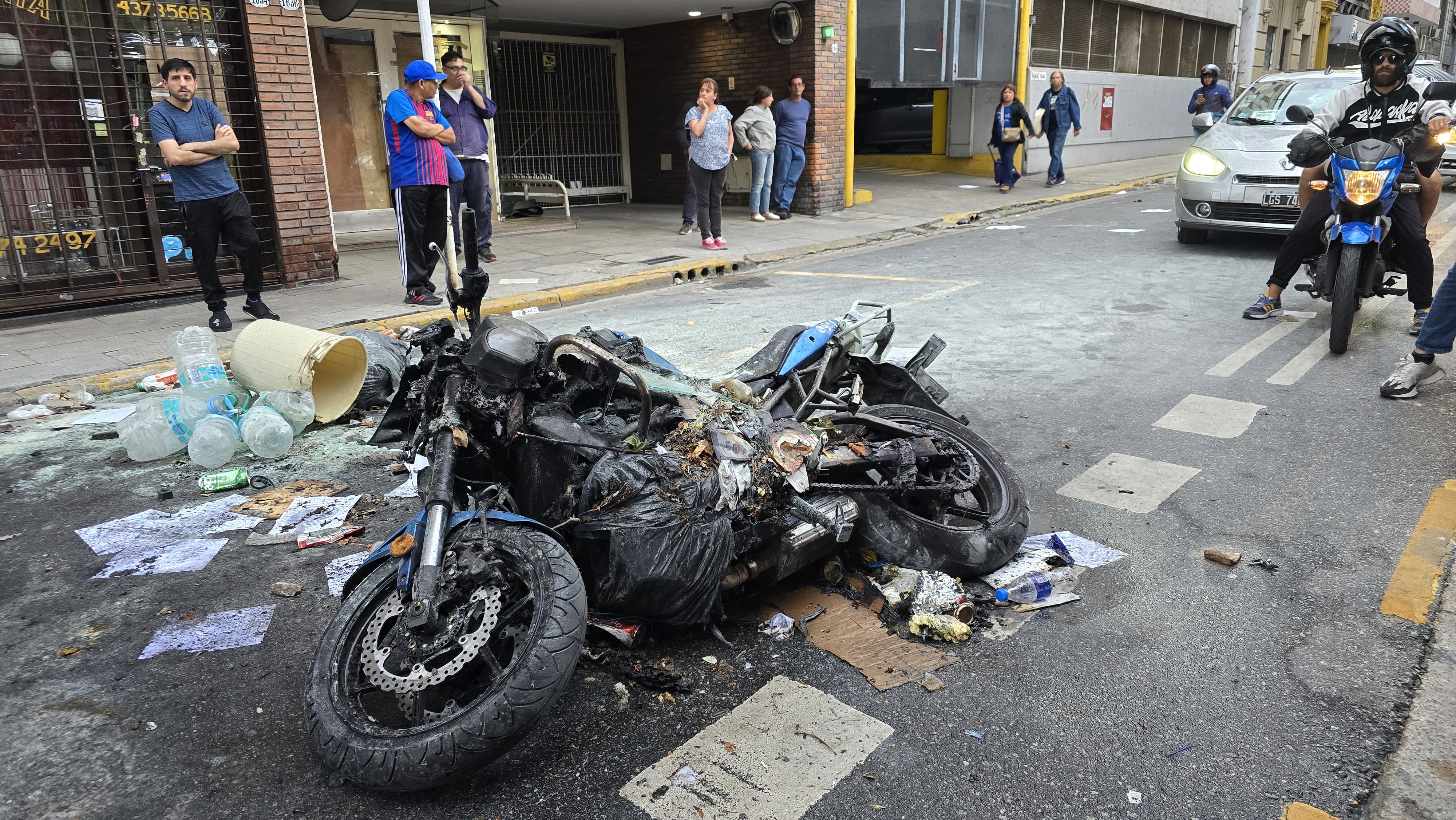Los violentos dejaron su huella en los alrededores del Congreso.