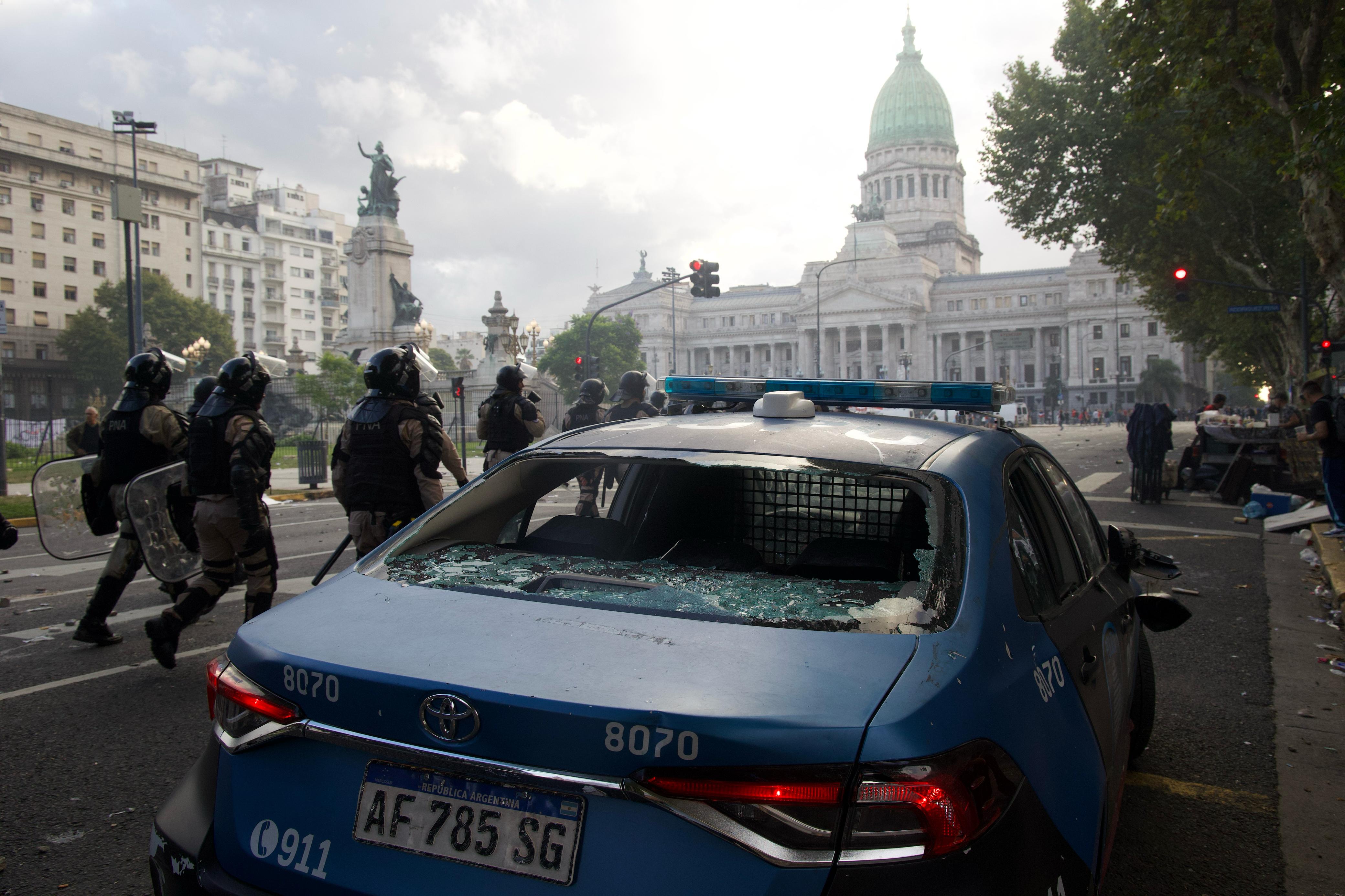 Los violentos dejaron su huella en los alrededores del Congreso.