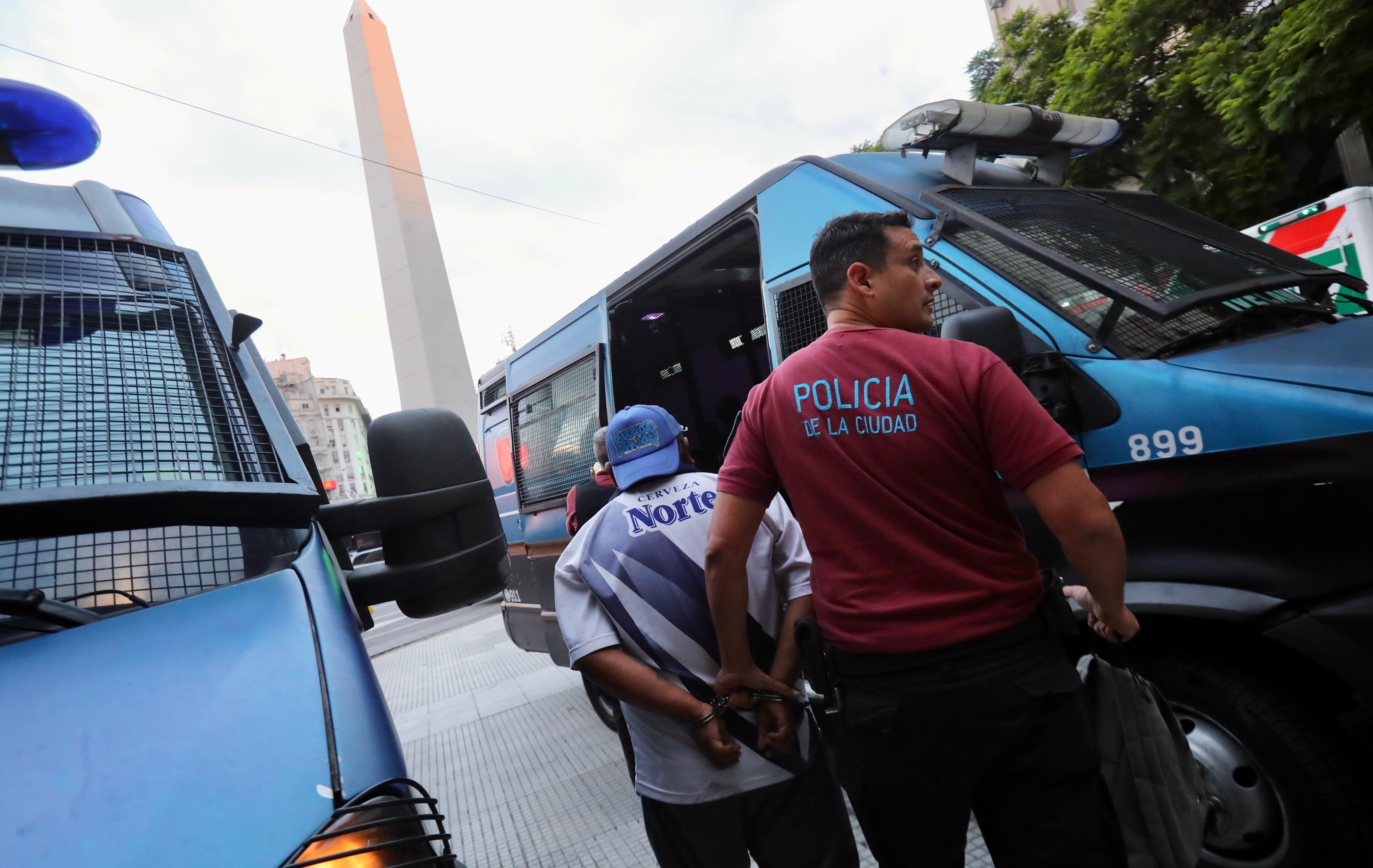 Los violentos dejaron su huella en los alrededores del Congreso.