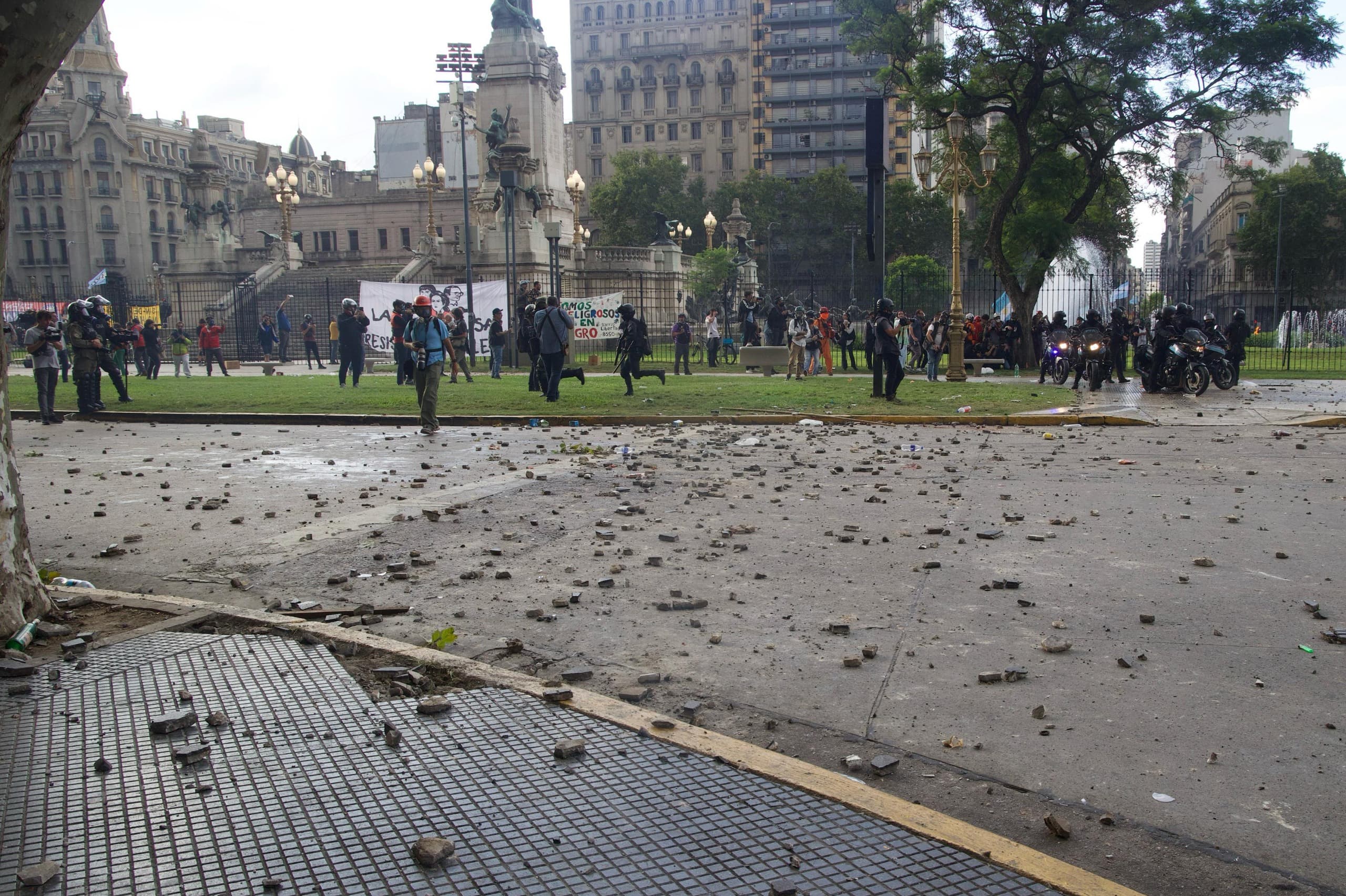 Los violentos dejaron su huella en los alrededores del Congreso.