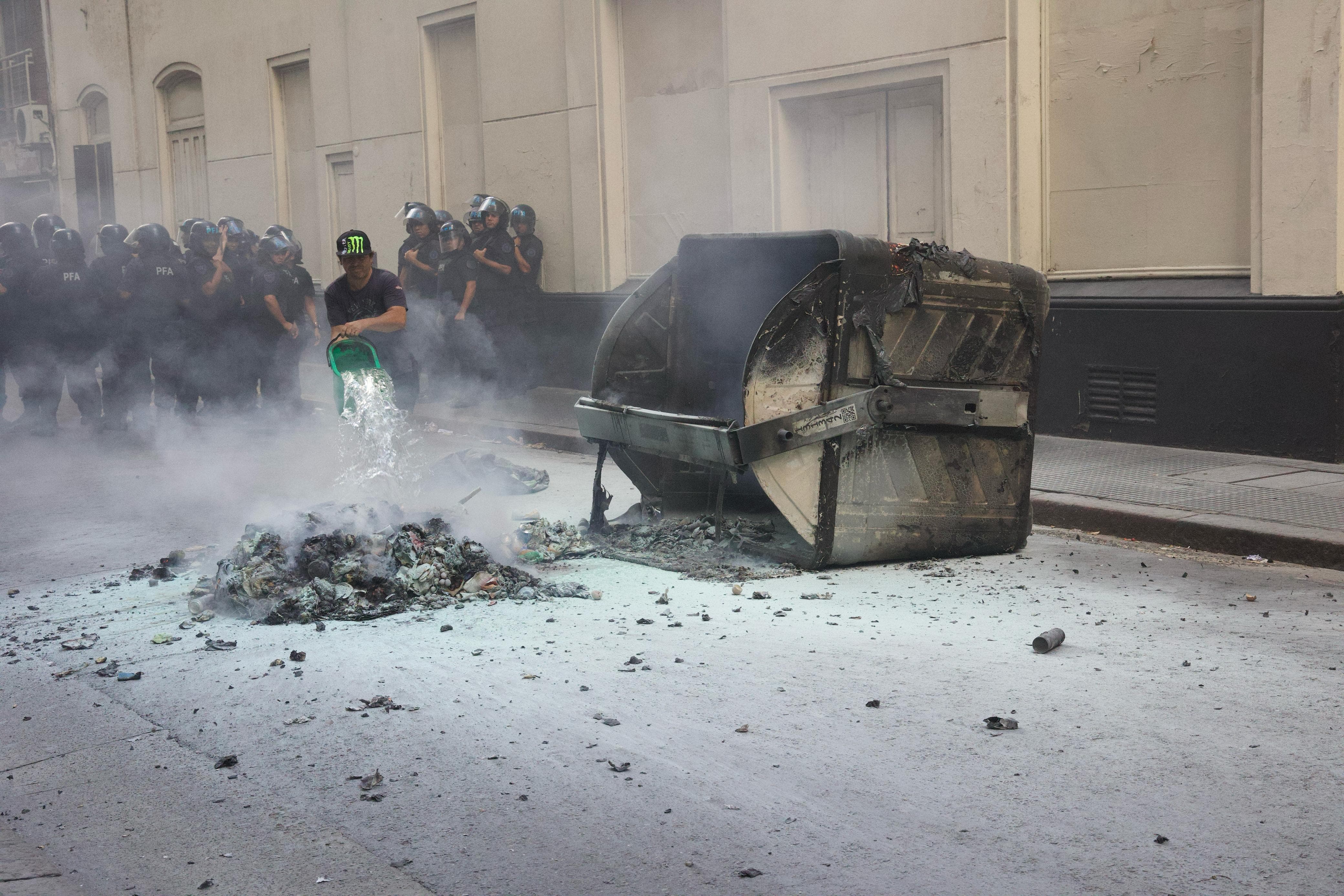 Los violentos dejaron su huella en los alrededores del Congreso.