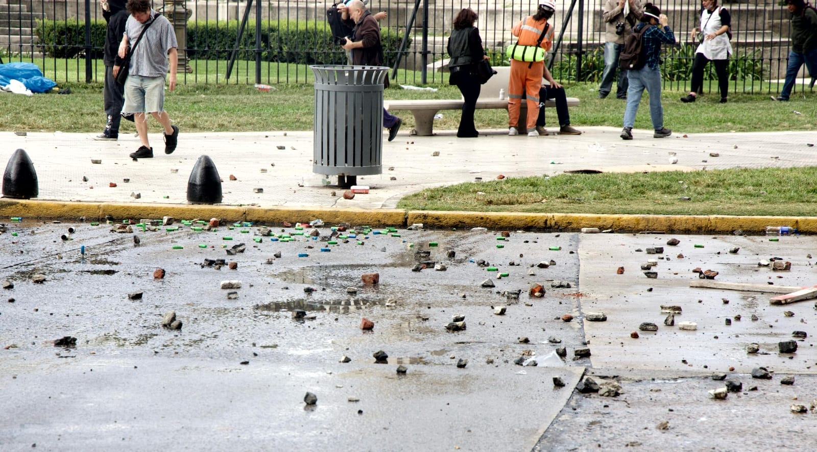 Los violentos dejaron su huella en los alrededores del Congreso.
