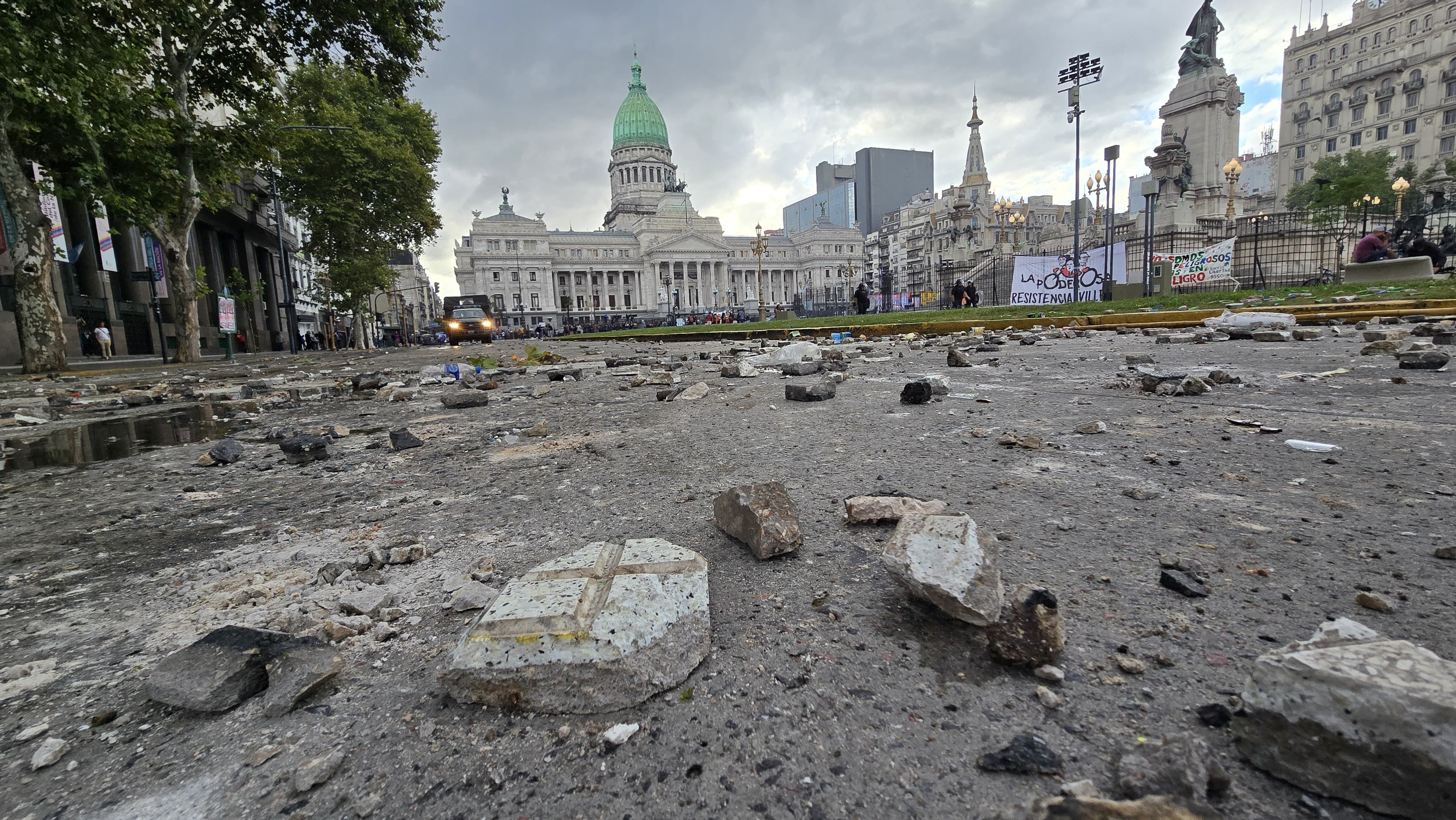 Los violentos dejaron su huella en los alrededores del Congreso.