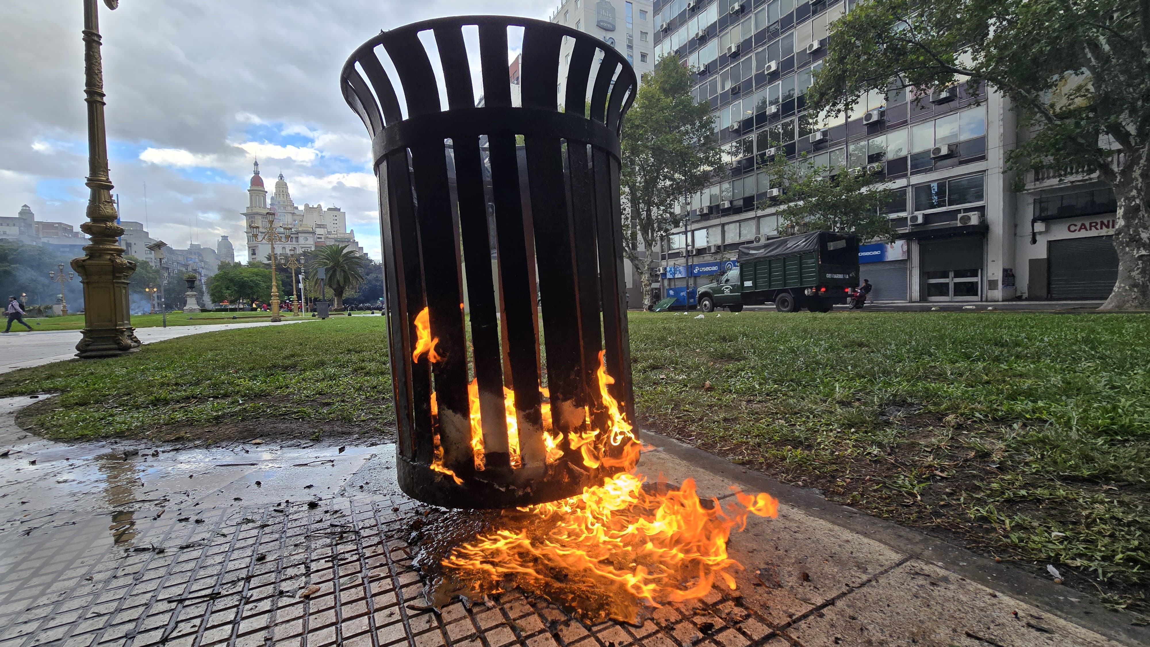 Los violentos dejaron su huella en los alrededores del Congreso.